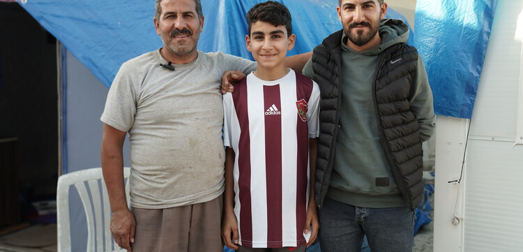 Khalil Dincher (rechts) mit seiner Familie im Erdbebengebiet Türkei/Syrien Khalil Dincher (rechts) mit seiner Familie im Erdbebengebiet Türkei/Syrien
