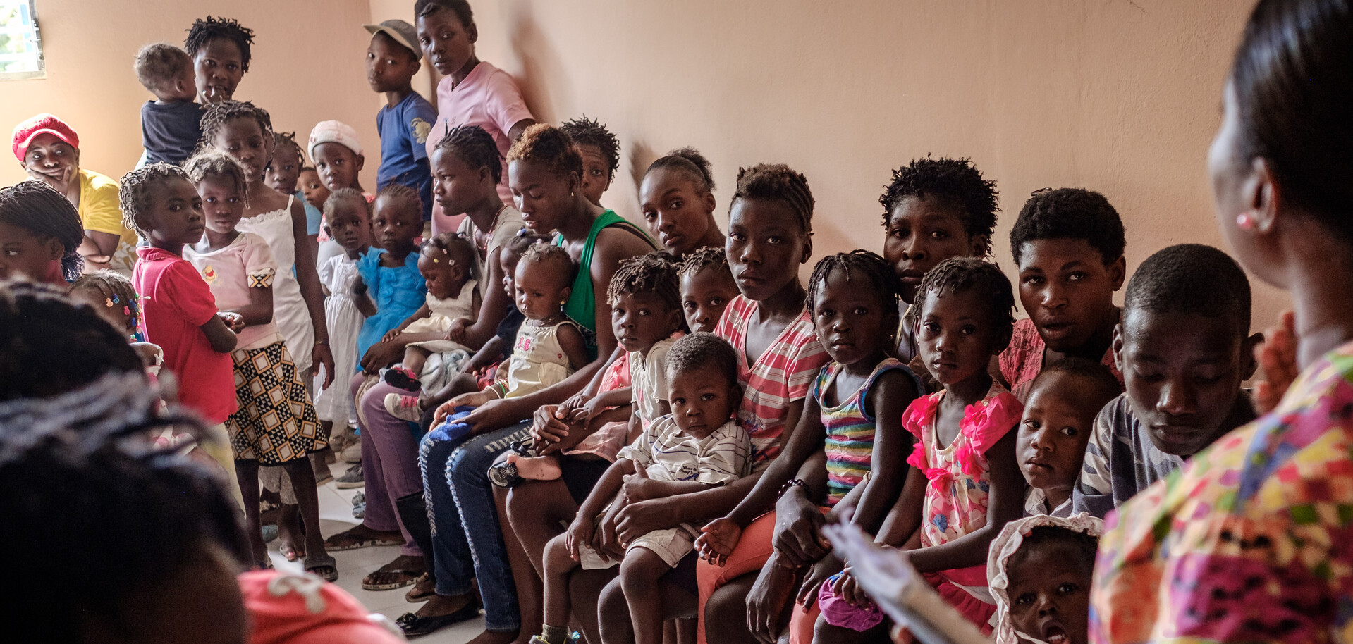 Dicht an dicht warten die Frauen in der Klinik in Haiti auf Beratung