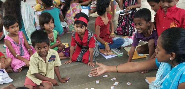 Hilfsprojekt für Familien in Armut: Kinder in Indien beim Spielen Hilfsprojekt für Familien in Armut: Kinder in Indien beim Spielen