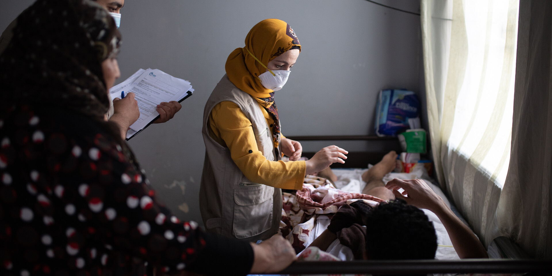 Eine Helferin von Handicap International bei einem Verletzten in Beirut, Libanon Eine Helferin von Handicap International bei einem Verletzten in Beirut, Libanon