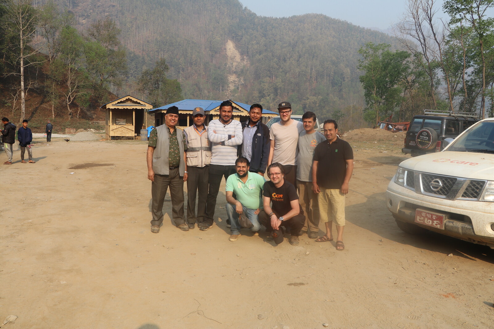 Adrian Breda gemeinsam mit Helfern in Nepal.