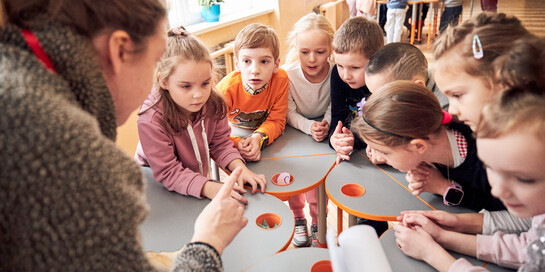 Betreuerinnen von Malteser International helfen Kindern in der Ukraine, ihre Erlebnisse im Krieg spielerisch zu verarbeiten