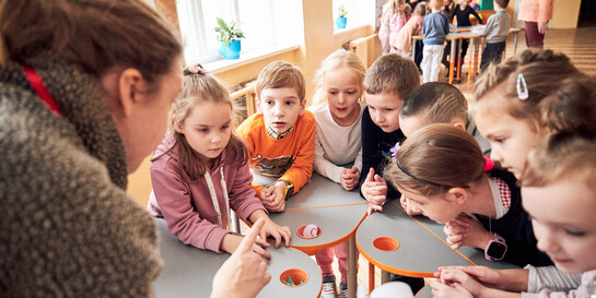 Eine Psychologin betreut Kinder aus der Westukraine