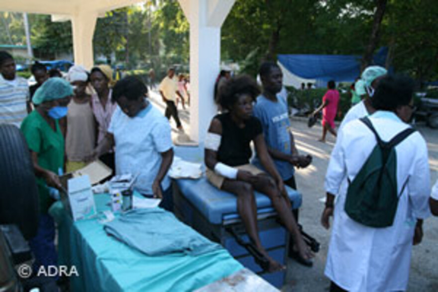 3130-ADH-Aerztezimmer-im-Freien Erdbeben Haiti