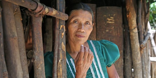 Maria Rosa Ramsrokes in ihrer Holzhütte in Conacaste, Guatemala