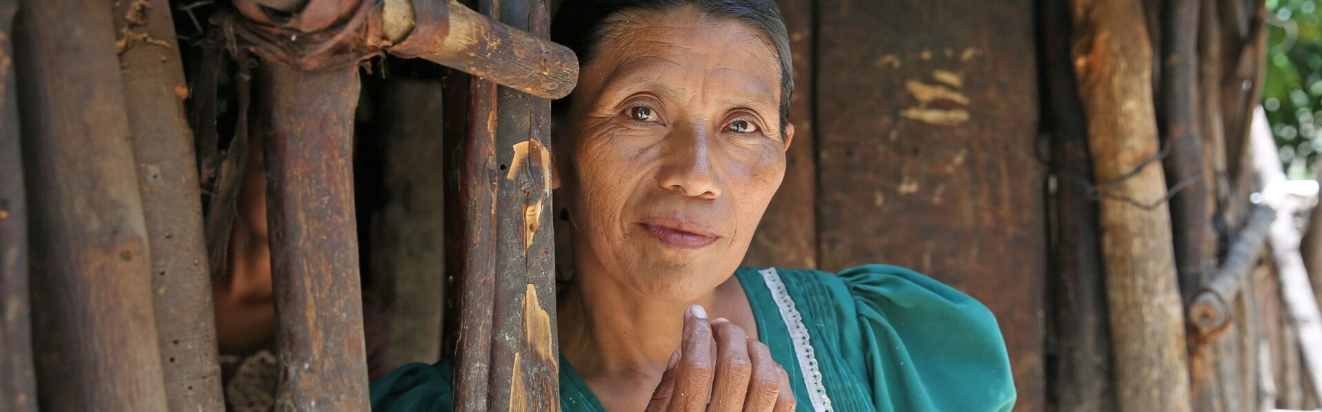 Maria Rosa Ramsrokes in ihrer Holzhütte in Conacaste, Guatemala