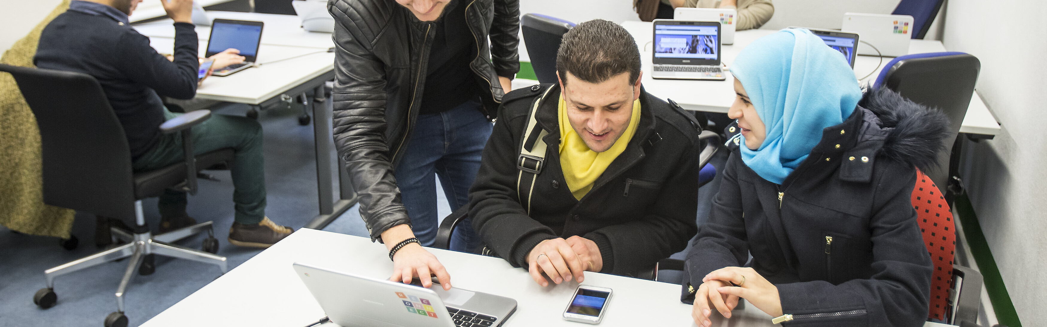 Flüchtlingshilfe Deutschland Kooperation Google ASB Laptop Lernen