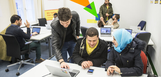 Flüchtlingshilfe Deutschland Kooperation Google ASB Laptop Lernen