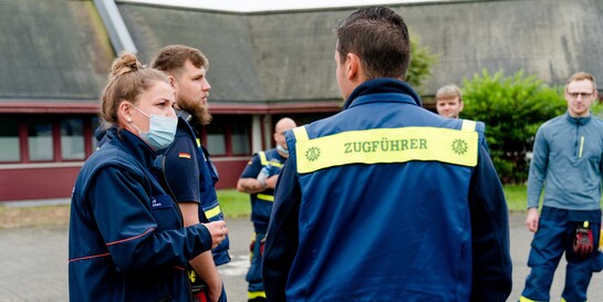Eine Gruppe von Helfern bespricht den Einsatz nach der Hochwasserkatastrophe