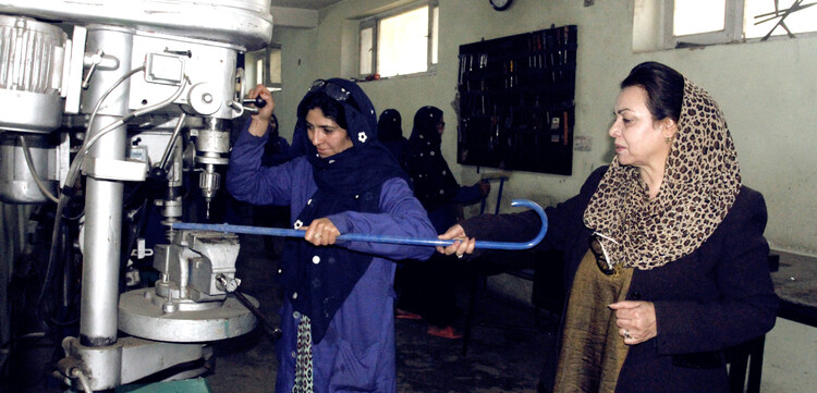 Zu mehr Selbstvertrauen und einem besseren Leben will Gul Makai Siawash Frauen in Kabul verhelfen. Zu mehr Selbstvertrauen und einem besseren Leben will Gul Makai Siawash Frauen in Kabul verhelfen.