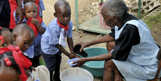 Kinder in Haiti beim Händewaschen