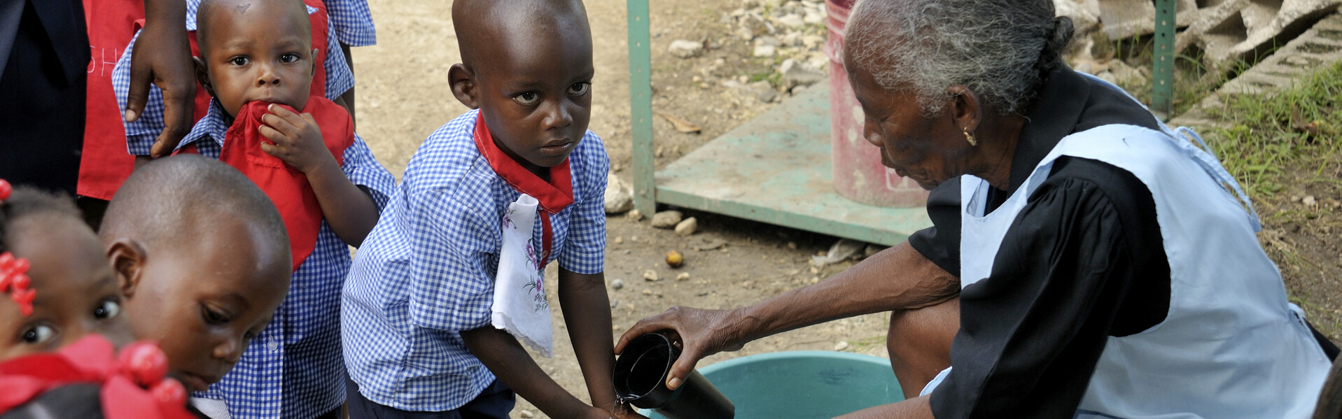 Kinder in Haiti beim Händewaschen