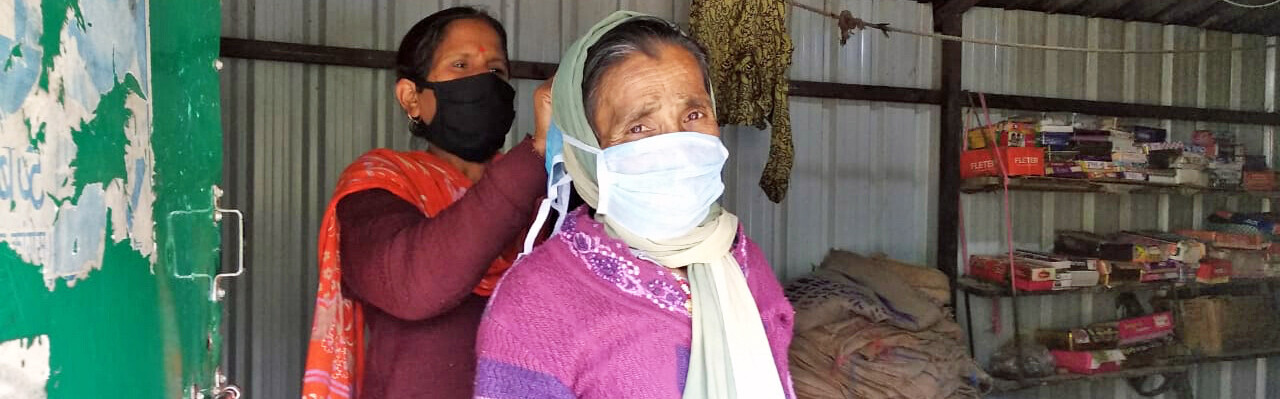 Zwei Frauen während der Corona-Pandemie in Indien