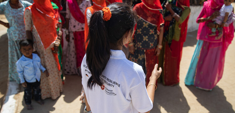 Helferin von Malteser International spricht mit Frauen in Indien, die von Hungersnot betroffen sind Helferin von Malteser International spricht mit Frauen in Indien, die von Hungersnot betroffen sind