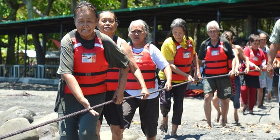 Katastrophenvorsorge Philippinen: Senioren in Rettungswesten trainieren für den Ernstfall
