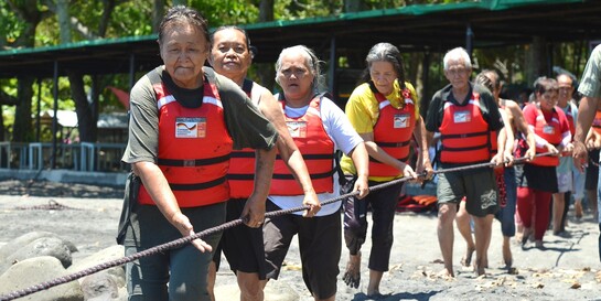 Katastrophenvorsorge Philippinen: Senioren in Rettungswesten trainieren für den Ernstfall