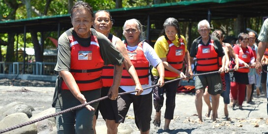 Katastrophenvorsorge Philippinen: Senioren in Rettungswesten trainieren für den Ernstfall