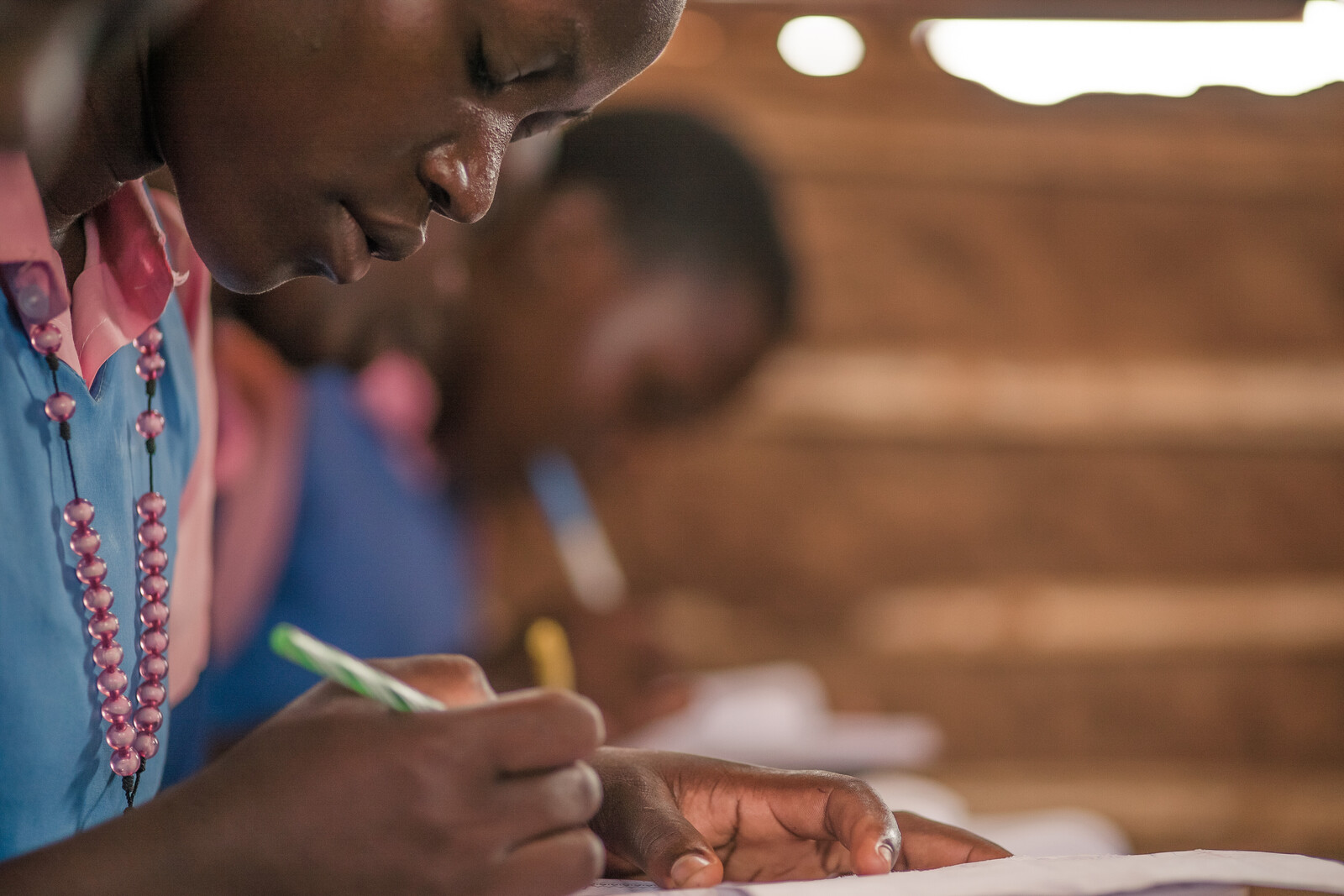 Mädchen beim Schulunterricht: Bildung ist ein Weg aus dem Kreislauf der Armut