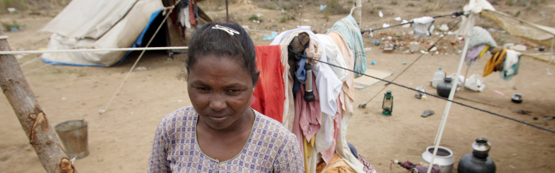 Eine Frau in einem Fluechtlingslager im Bürgerkriegsgebiet in Sri Lanka