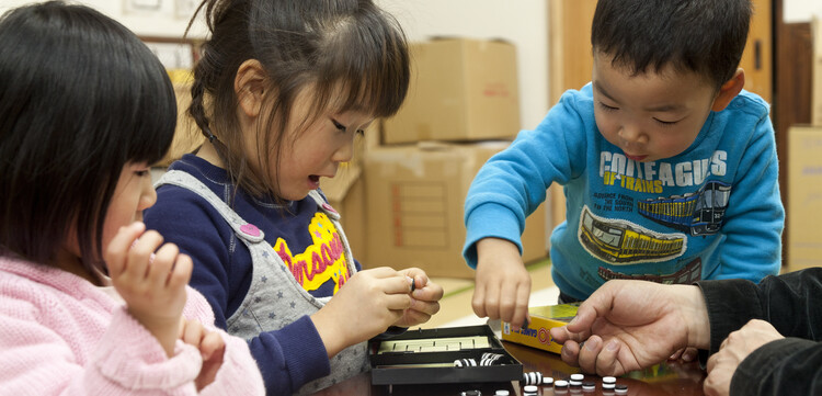 Kinder in einem Therapiezentrum in Japan. Kinder in einem Therapiezentrum in Japan.