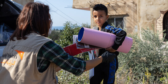 World Vision verteilt Spielzeug an notleidende Kinder im Libanon