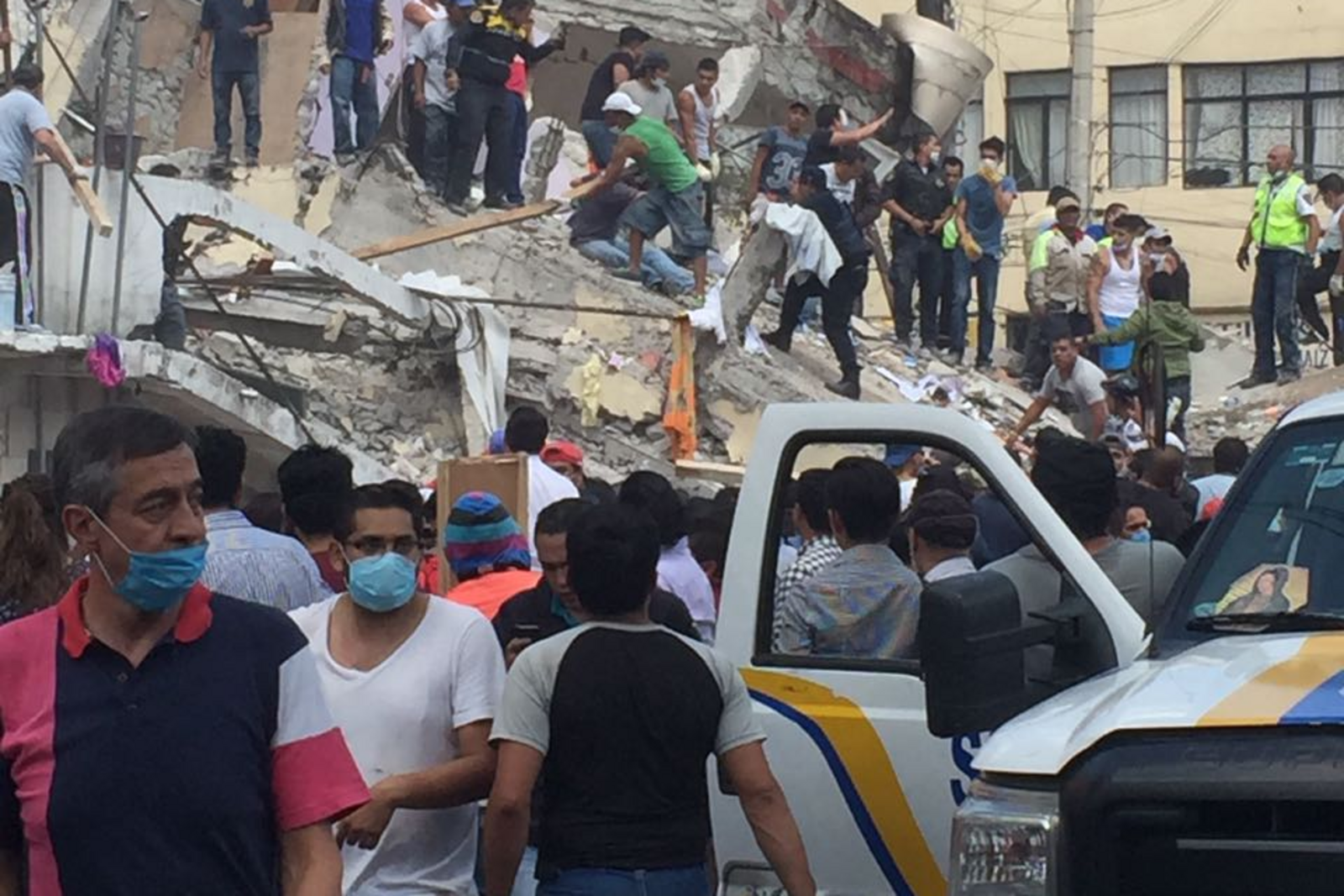 Mexiko-Stadt am Tag nach dem schweren Erdbeben: Menschen suchen in Trümmern nach Überlebenden.