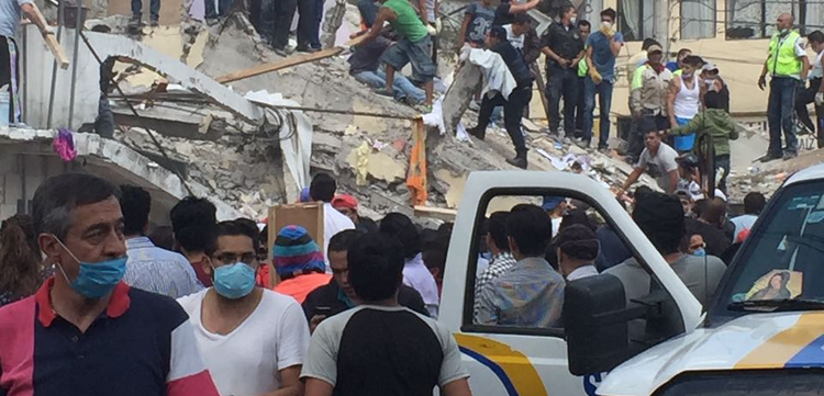 Mexiko-Stadt am Tag nach dem schweren Erdbeben: Menschen suchen in Trümmern nach Überlebenden.