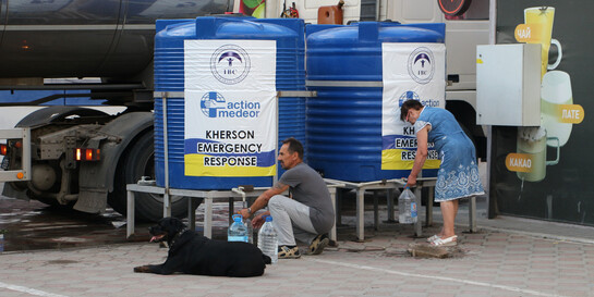action medeor stellt Trinkwassertanks für die Menschen in Cherson bereit