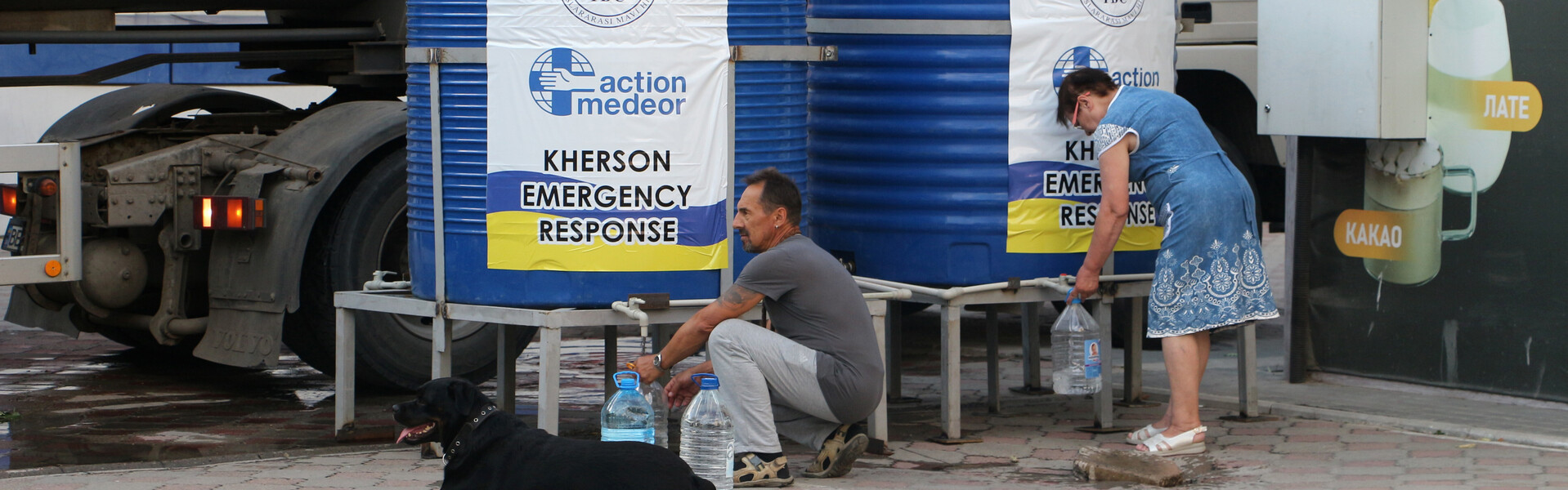 action medeor stellt Trinkwassertanks für die Menschen in Cherson bereit