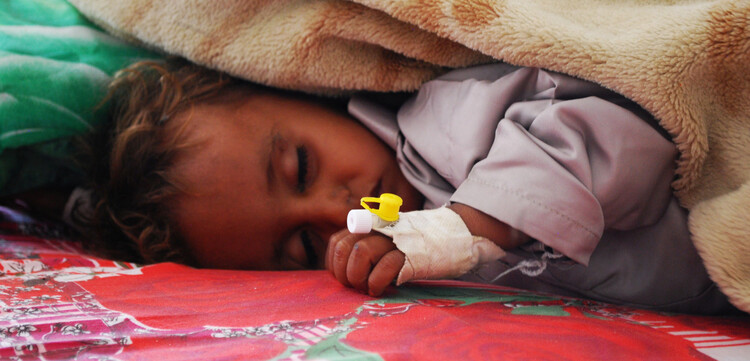 Ein von Cholera geschwächtes Kleinkind in einer Krankenstation im Jemen Ein von Cholera geschwächtes Kleinkind in einer Krankenstation im Jemen