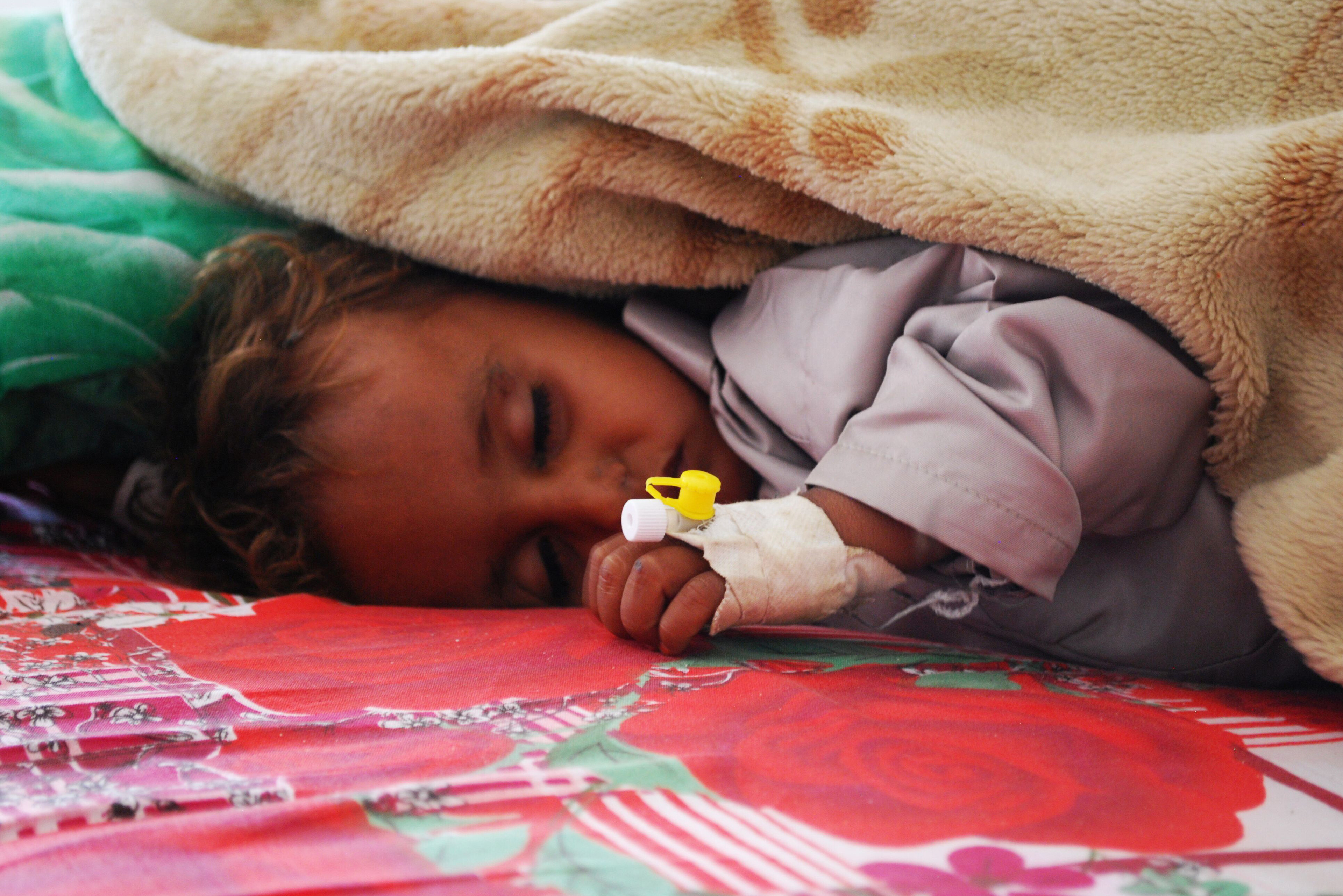 Ein von Cholera geschwächtes Kleinkind in einer Krankenstation im Jemen Ein von Cholera geschwächtes Kleinkind in einer Krankenstation im Jemen