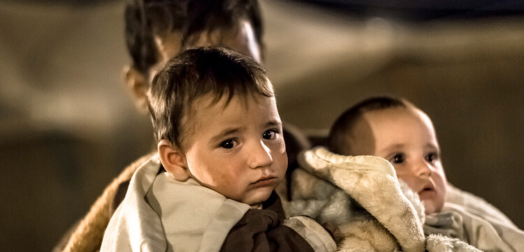 Ein kleines Kind im Flüchtlingscamp