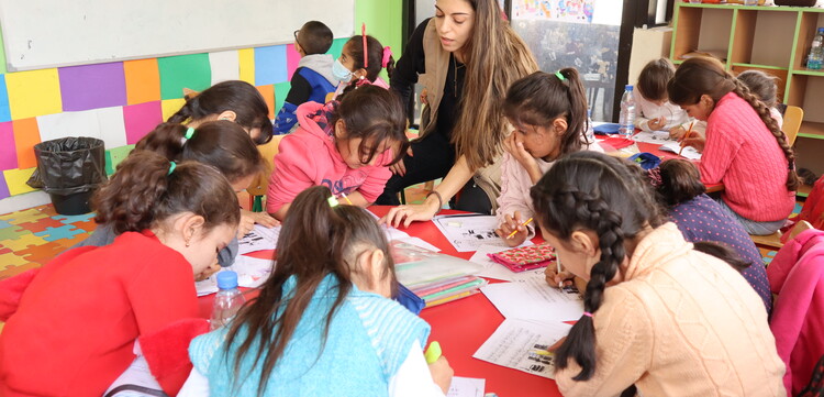 Mädchen bei einem Workshop von ADRA in einer Schule im Libanon