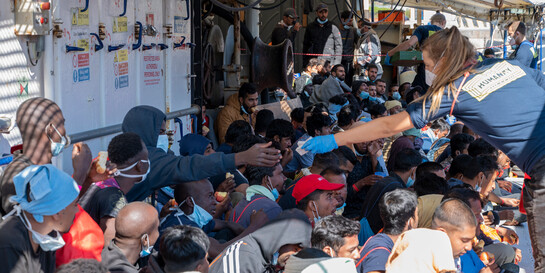 Gerettete Menschen auf Flüchtlingsboot