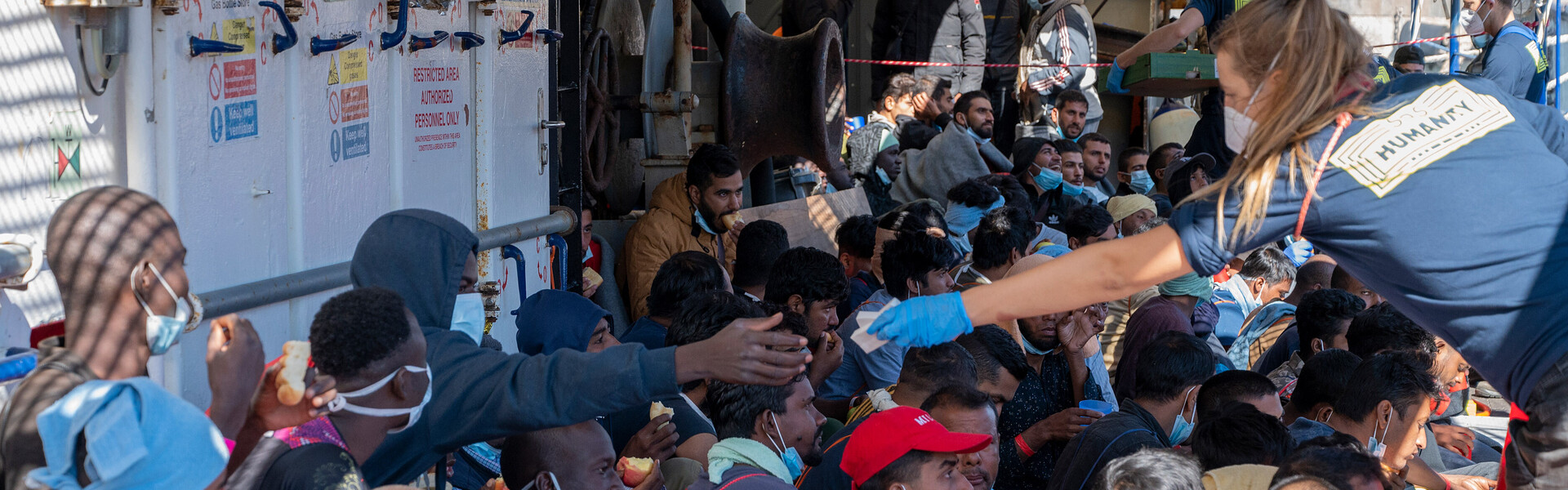 Gerettete Menschen auf Flüchtlingsboot