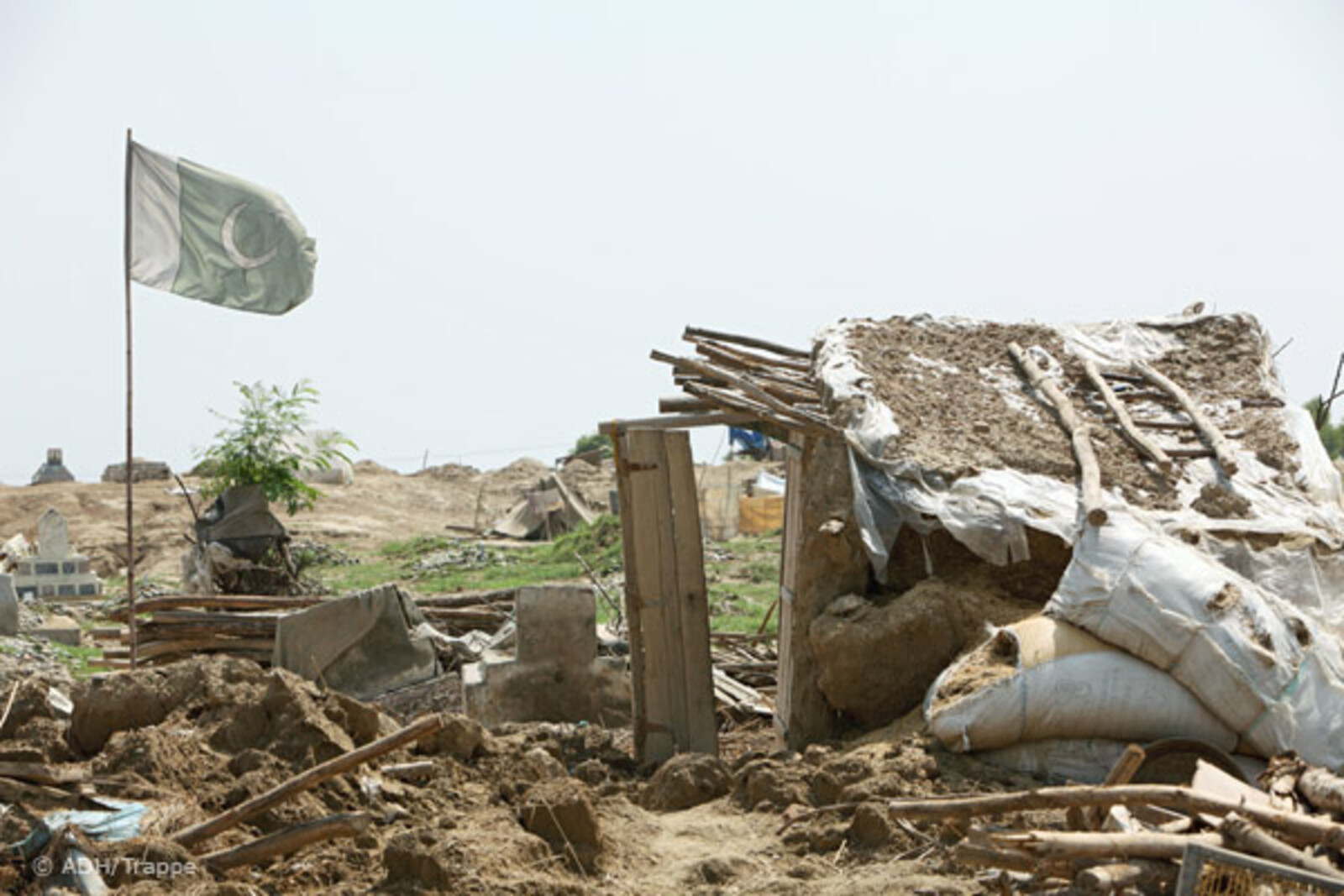 Flut Pakistan: Ruinen und eine Fahne