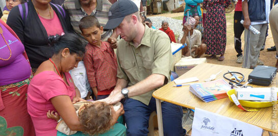 Malteser International stellt 100.000 Euro für erste Nothilfemaßnahmen in Nepal bereit. Über eine halbe Tonne Medikamente und medizinisches Material sind bereits auf den Weg ins Katastrophengebiet.