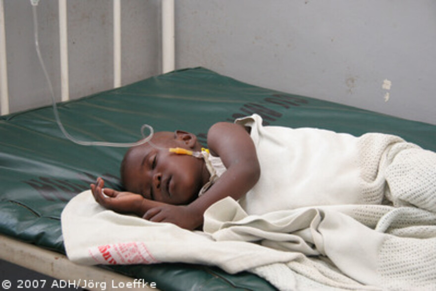 Flut Afrika: Kind am Tropf im Krankenbett