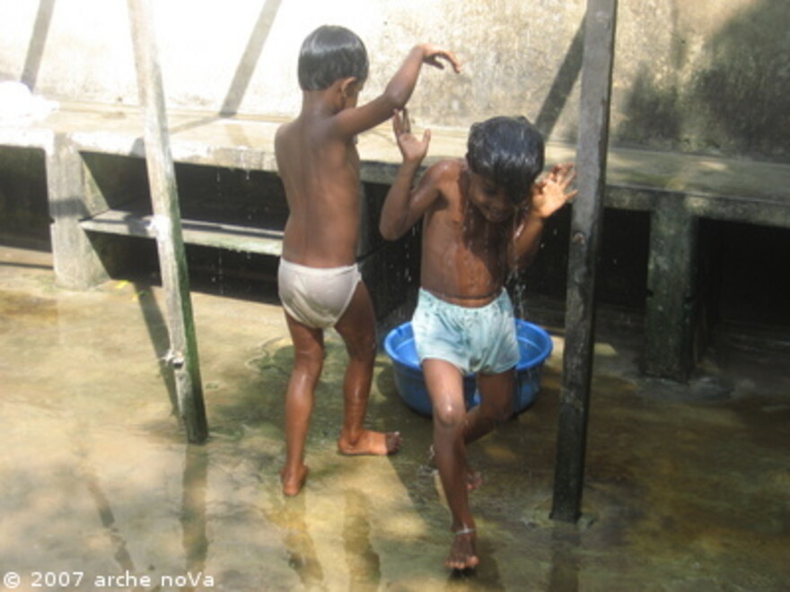 Sri Lanka: Kinder spielen im Wasser