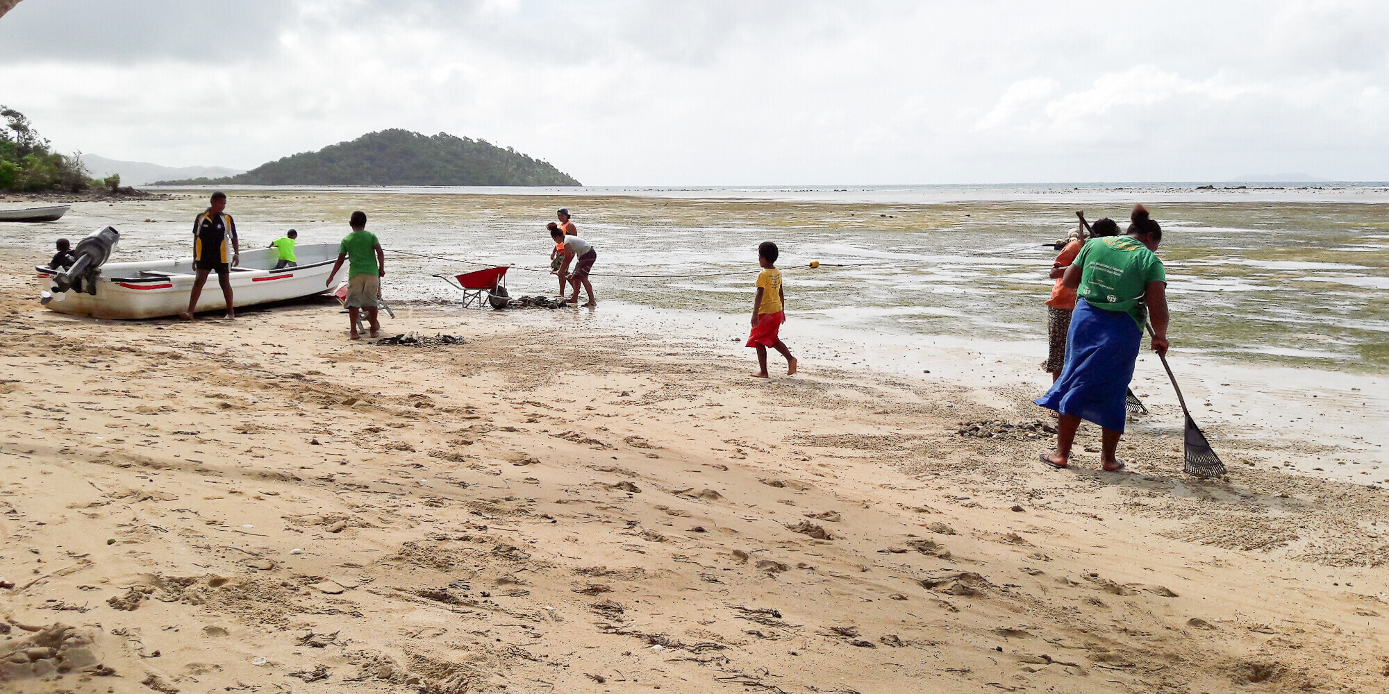 Menschen aus Fidschi, einem Land in Ozeaniens, bei der Reinigung des Strandes