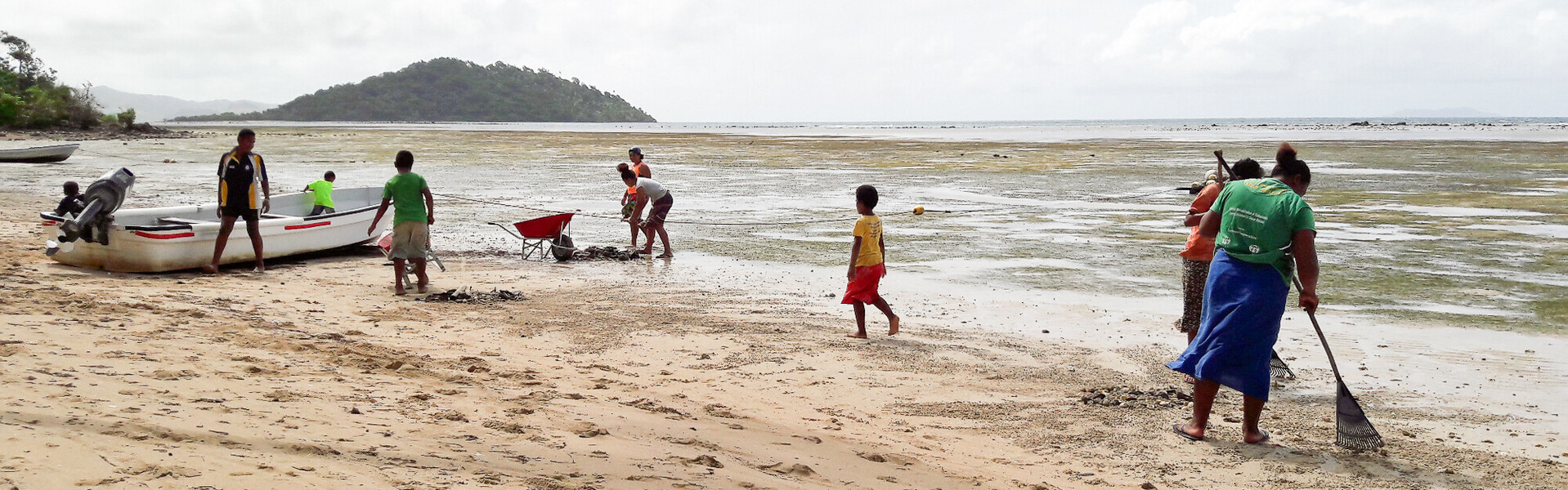 Menschen aus Fidschi bei einem Strand-Clean-Up unserer Bündnisorganisation ADRA