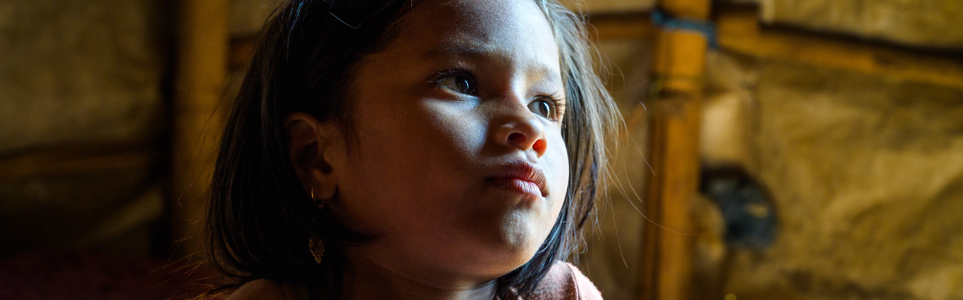 Ein Mädchen in einer Notunterkunft für Rohingya in Bangladesch