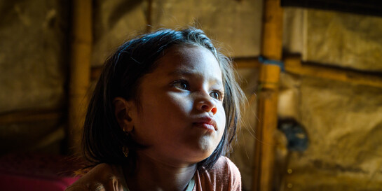 Ein Mädchen in einer Notunterkunft für Rohingya in Bangladesch