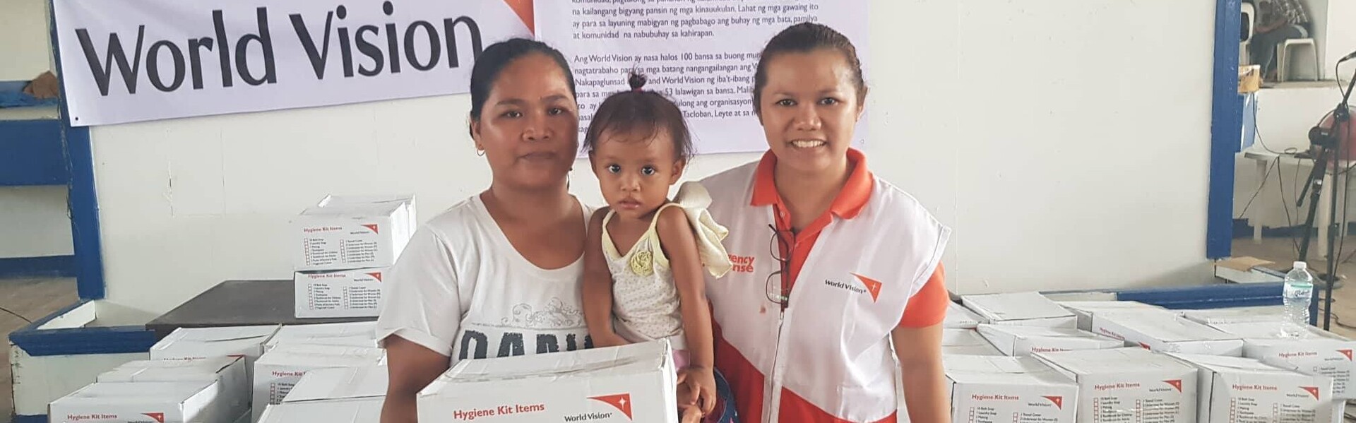 Mutter und Kind erhalten ein Hygiene-Kit von der Bündnisorganisation World Vision