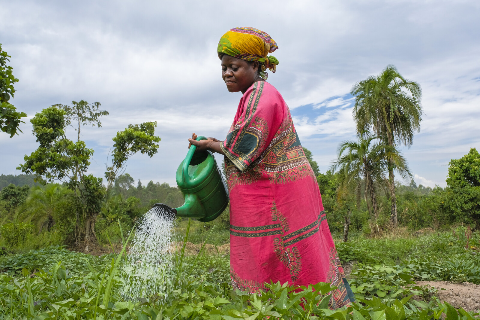 Eine Frau in Uganda auf ihrem Feld