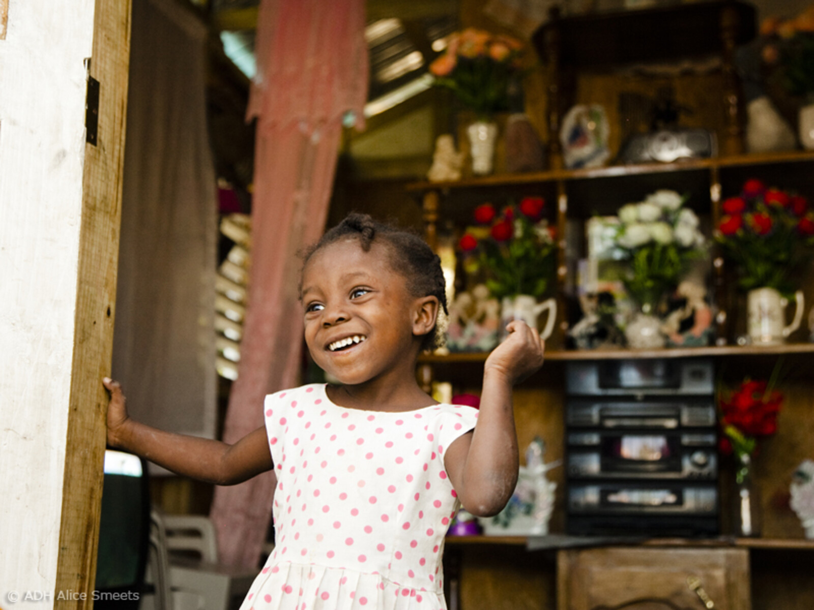 Kleines lächelndes Mädchen in Haiti