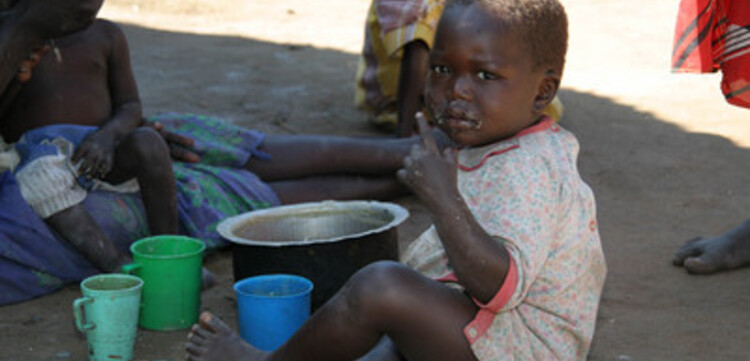 Flut Afrika, Kinder beim Essen