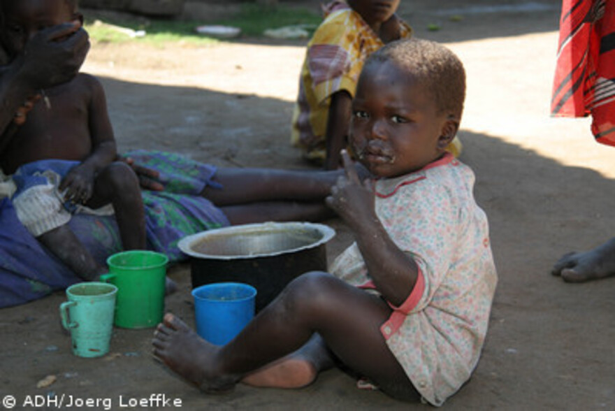 Flut Afrika, Kinder beim Essen