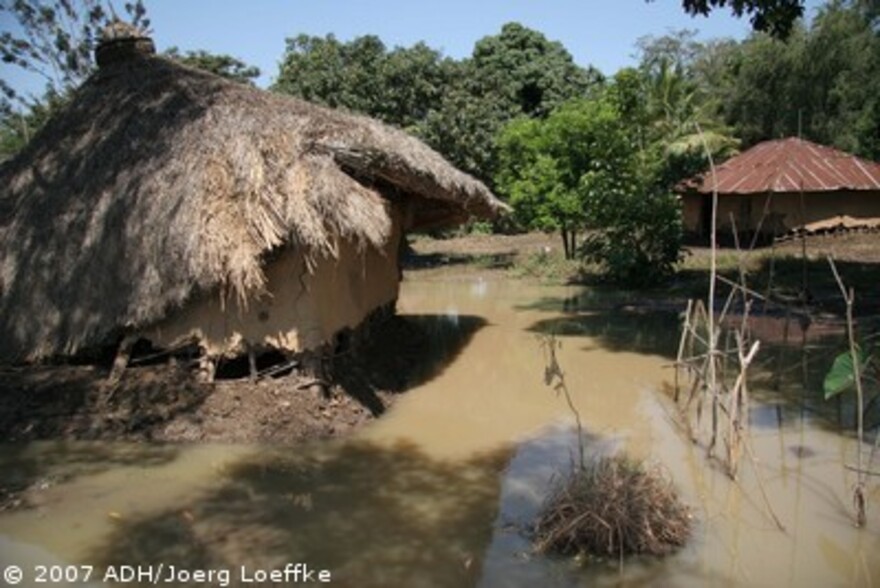 Flut Afrika: Zerstörte Hütten im Wasser