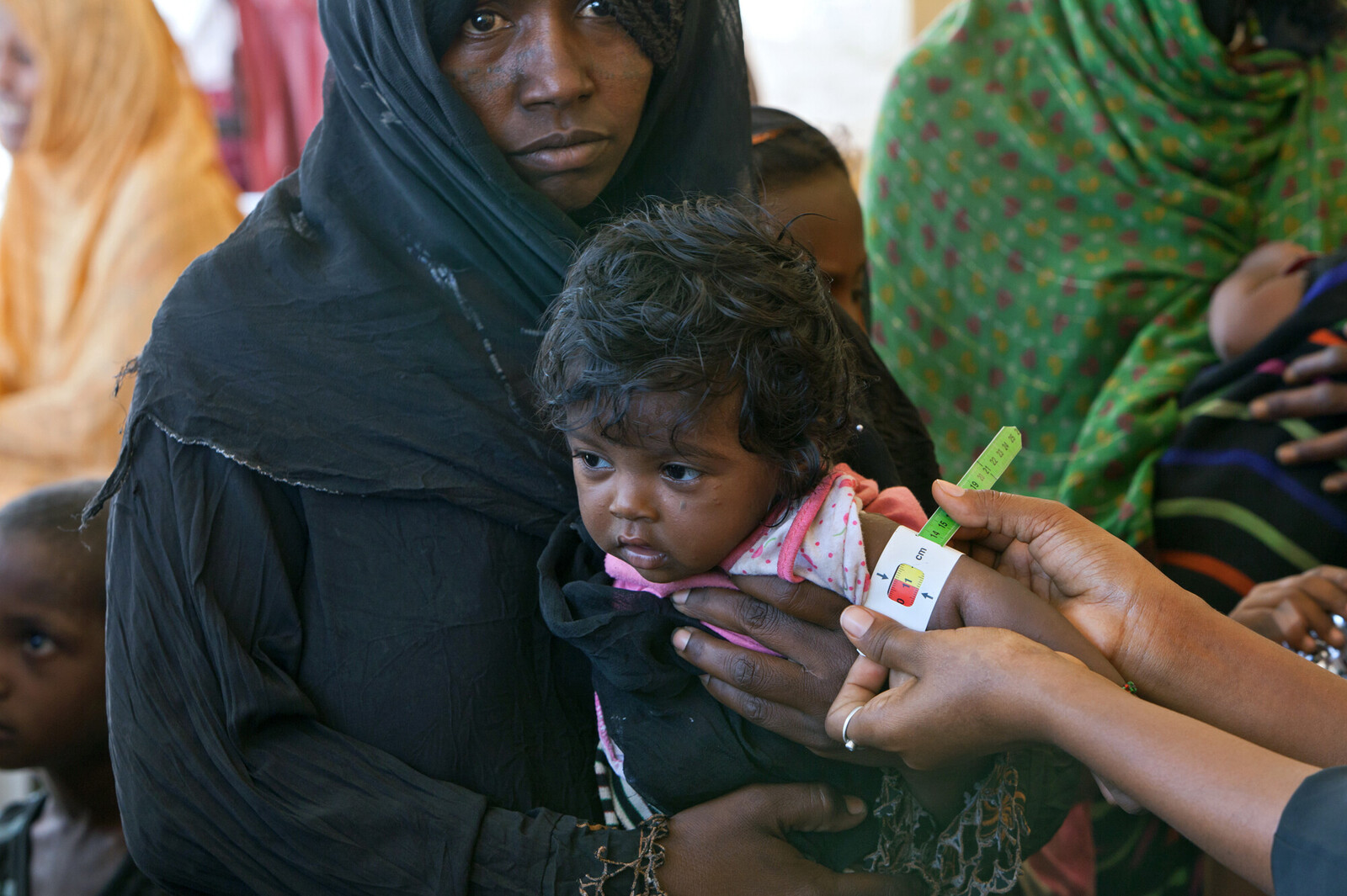 Einem kleinen Mädchen in Äthiopien wird mit dem Hungermaßband der Armumfang bemessen